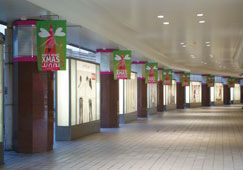 商業空間の柱巻き装飾とウィンドウ装飾